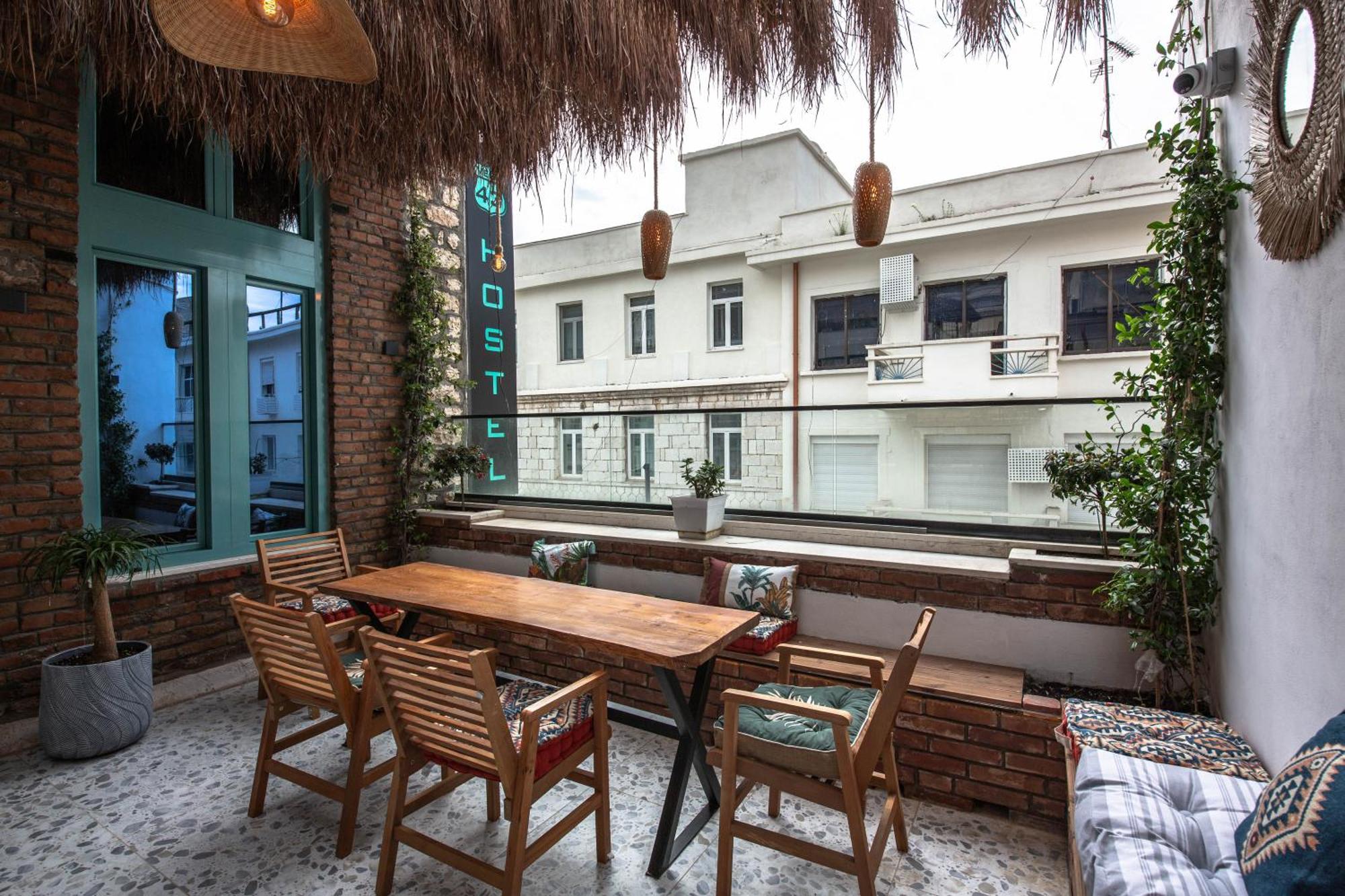 Vega 43 Hostel Sarande Bagian luar foto