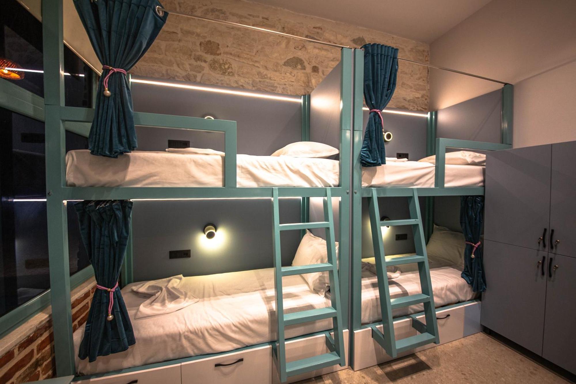Vega 43 Hostel Sarande Bagian luar foto