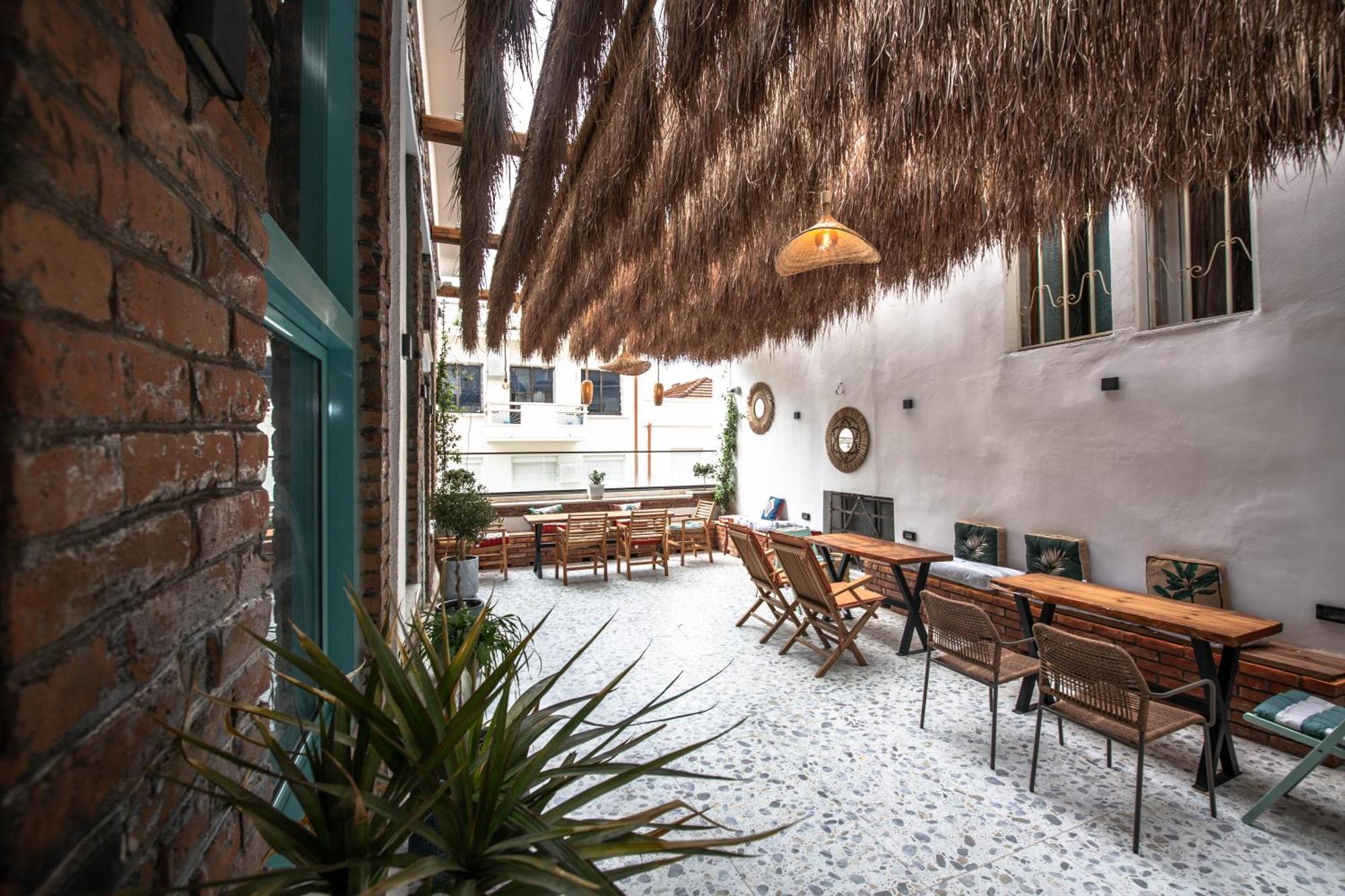 Vega 43 Hostel Sarande Bagian luar foto