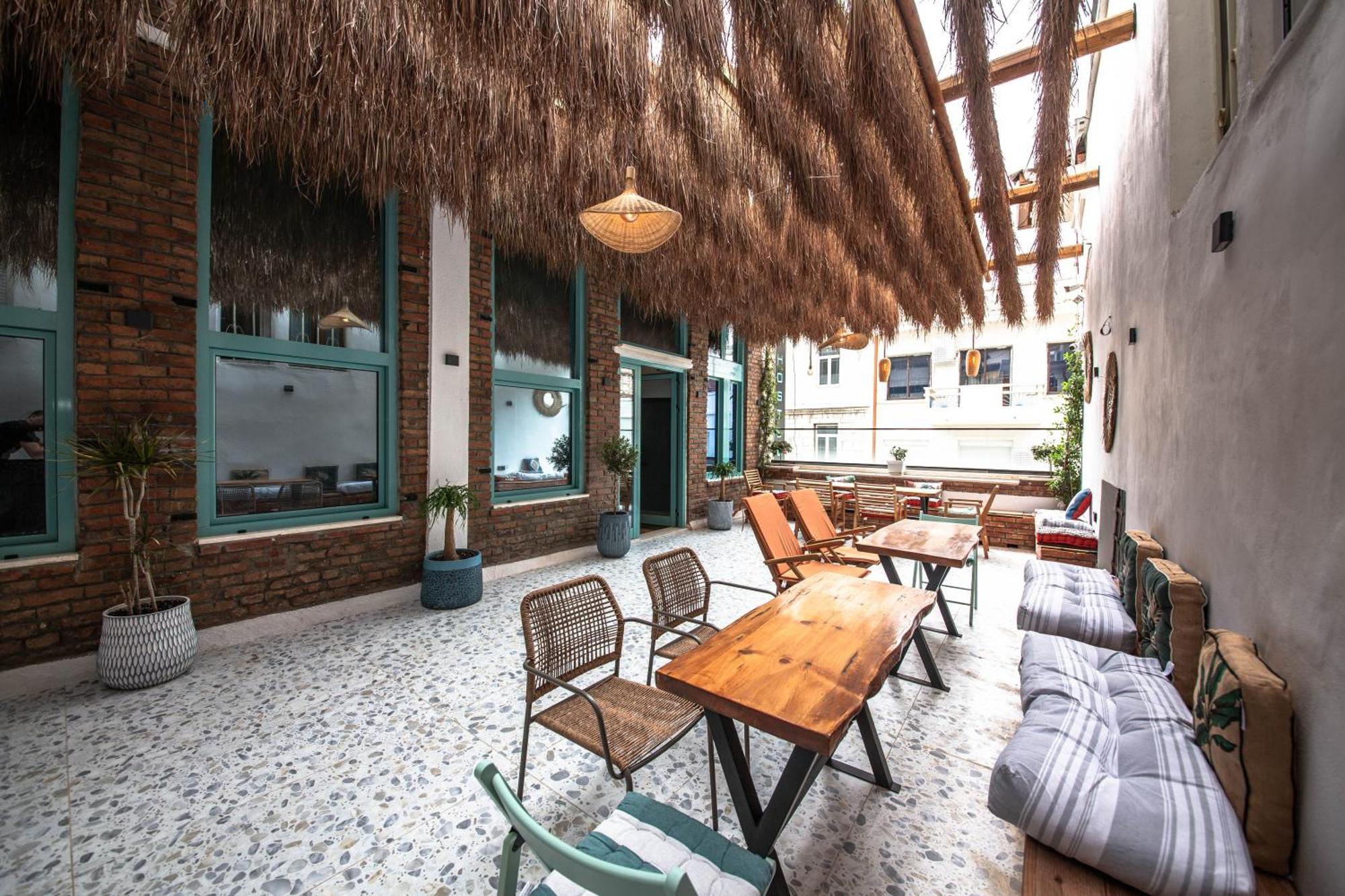 Vega 43 Hostel Sarande Bagian luar foto