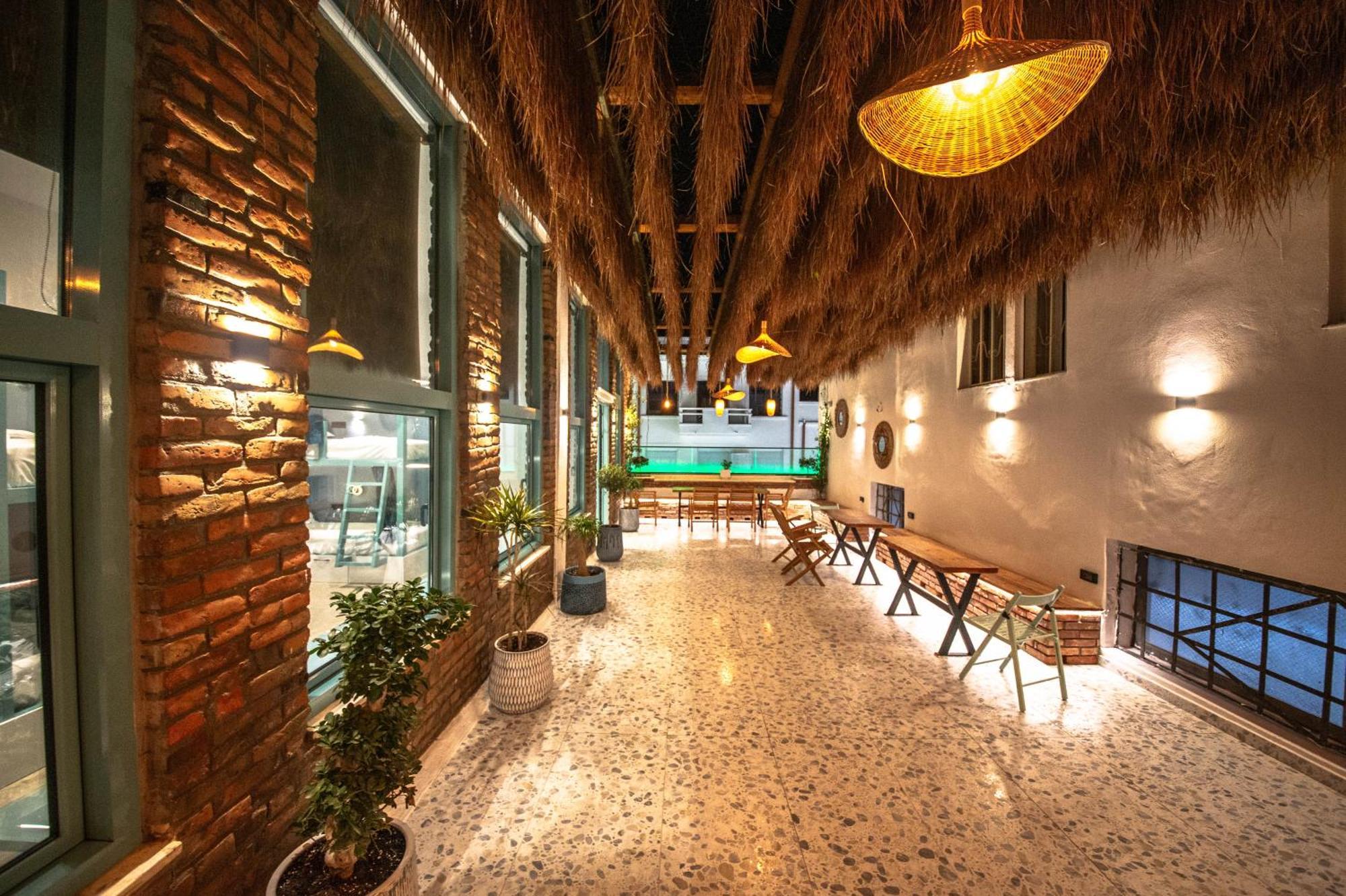 Vega 43 Hostel Sarande Bagian luar foto