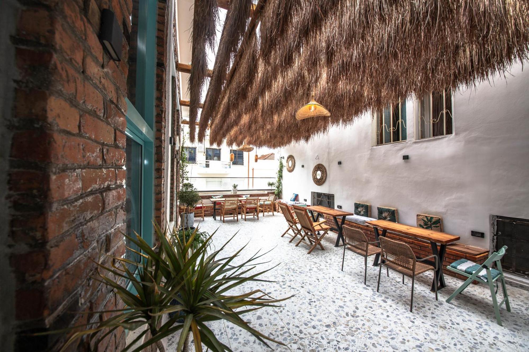 Vega 43 Hostel Sarande Bagian luar foto