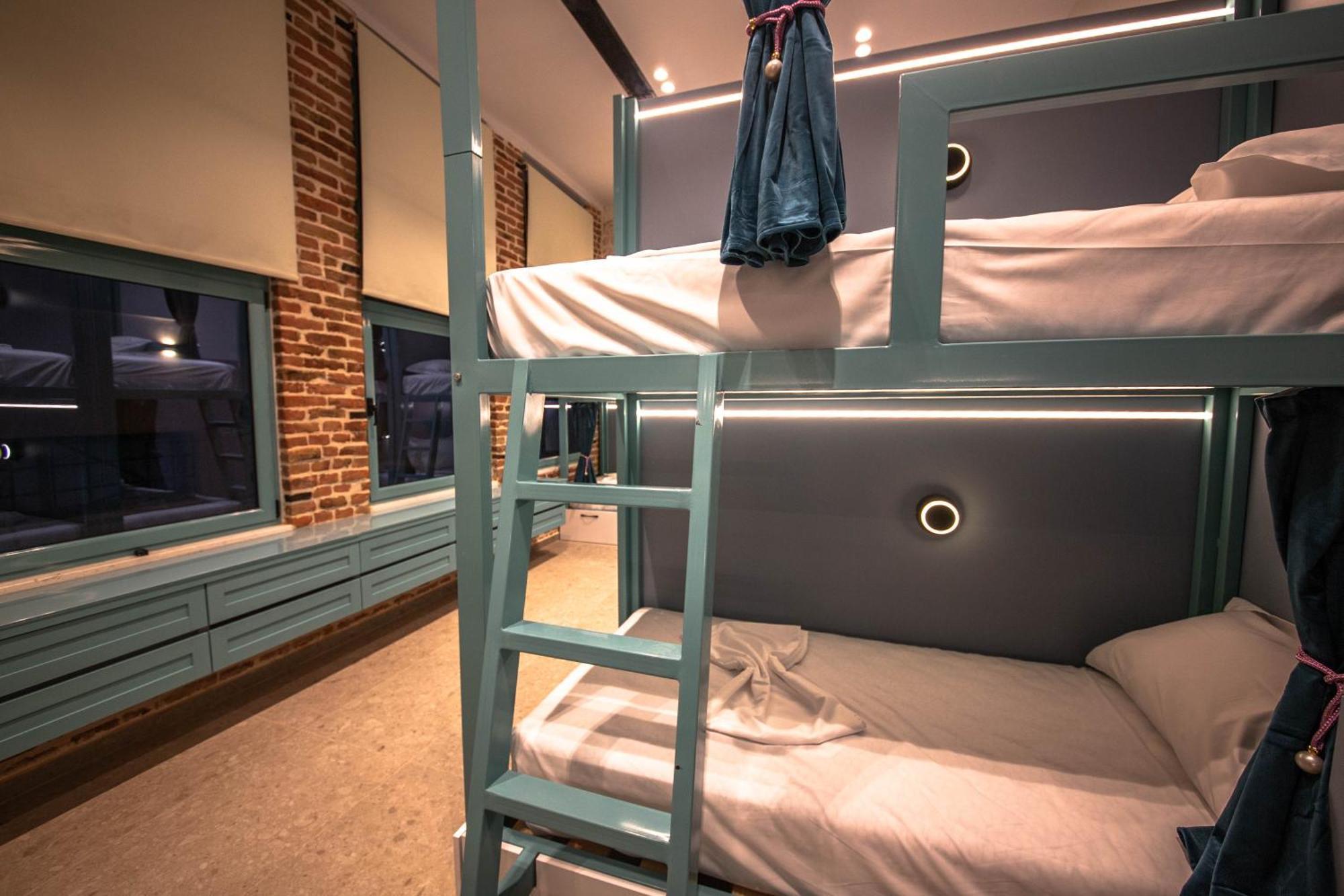 Vega 43 Hostel Sarande Bagian luar foto