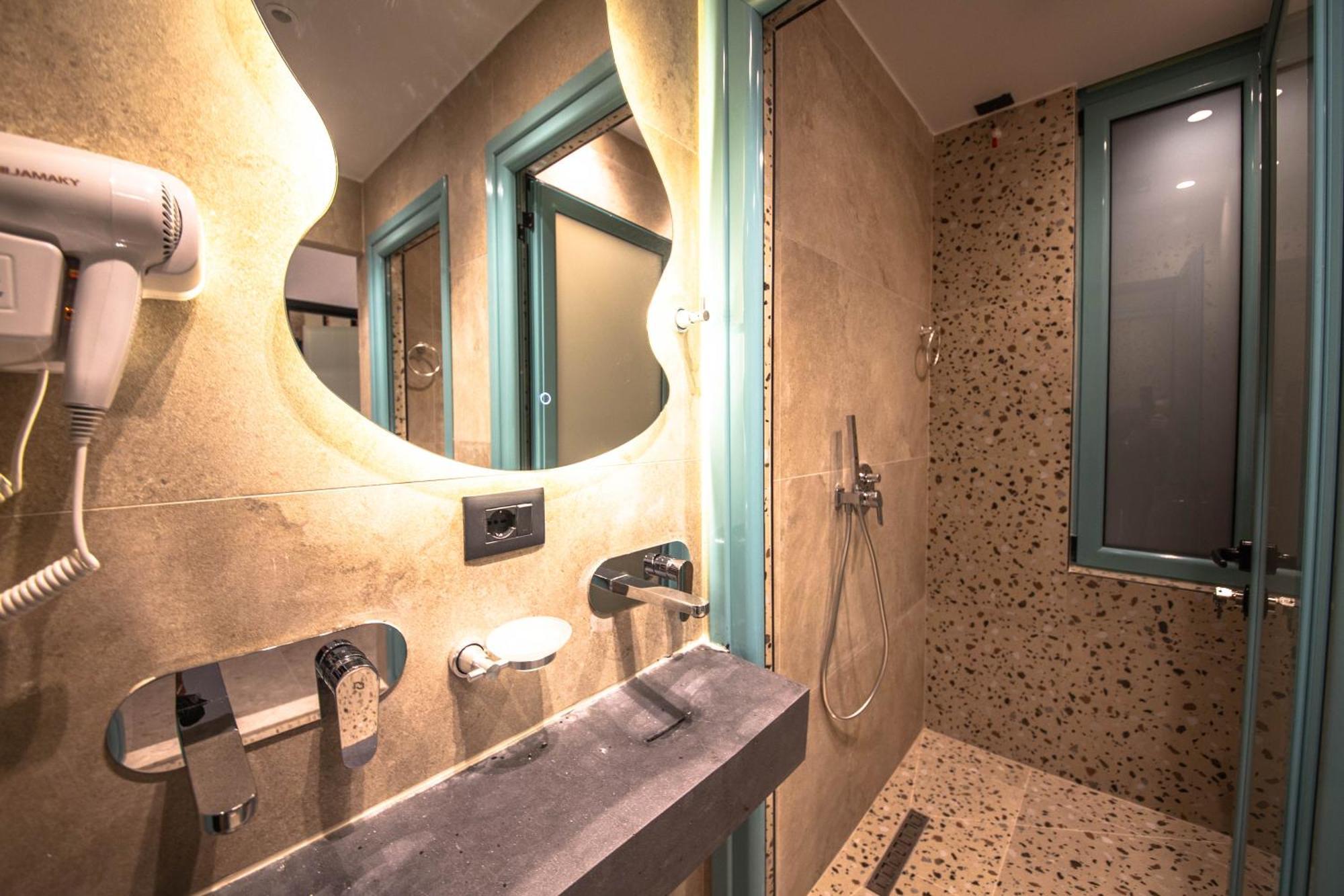 Vega 43 Hostel Sarande Bagian luar foto